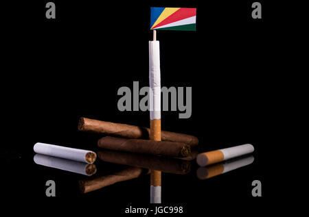 Seychellen Flagge mit Zigaretten und Zigarren. Tabak-Industrie-Konzept  Stockfotografie - Alamy