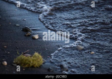 Eine enge Schuss Wasser am Ufer eines Sees, mit Angabe der Bläschen und kleine Steinchen auf dem sand Stockfoto