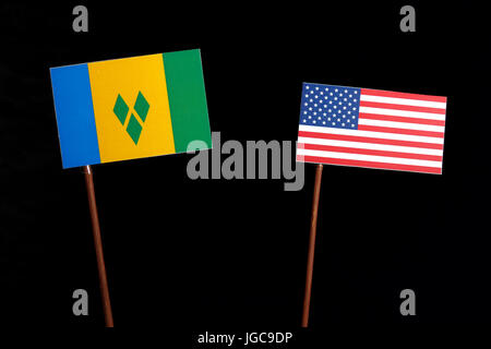 Saint Vincent und die Grenadinen Fahne mit USA-Flagge auf schwarzem Hintergrund isoliert Stockfoto