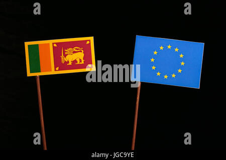 Sri Lanka Flagge mit der Flagge der Europäischen Union (EU) auf schwarzem Hintergrund isoliert Stockfoto