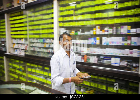 Mumbai, Maharashtra, Indien. 1. Juli 2017. 1. Juli 2017: Mumbai - INDIA.a Apotheke Shop bei Mumbai.The neue GST Steuer, entworfen, um Indiens Labyrinth der verschiedenen Abgaben ersetzen über Staaten des Landes mit einem einheitlichen System gefunden und Indien zu einem einheitlichen Markt vereinen wurde durch den Premierminister Narendra Modi in einer Sondersitzung des Parlaments in Neu-Delhi auf den Schlag Mitternacht 30. Juni 2017 ins Leben gerufen. Bildnachweis: Subhash Sharma/ZUMA Draht/Alamy Live-Nachrichten Stockfoto