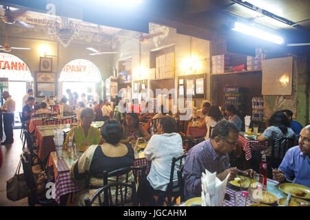 Mumbai, Maharashtra, Indien. 1. Juli 2017. 1. Juli 2017: Mumbai - Indien. Gönner im Britannia Restaurant im Mumbai.As eine Folge der GST Restaurant Essen Essen ist teuer geworden. Die neue GST Steuer, entworfen, um Indiens Labyrinth der verschiedenen Abgaben zu ersetzen im ganzen Staaten des Landes mit einem einheitlichen System gefunden und vereinigen sich Indien zu einem Binnenmarkt, wurde durch das Land Premierminister Narendra Modi in einer Sondersitzung des Parlaments in Neu-Delhi auf den Schlag Mitternacht 30. Juni 2017 ins Leben gerufen. Bildnachweis: Subhash Sharma/ZUMA Draht/Alamy Live-Nachrichten Stockfoto