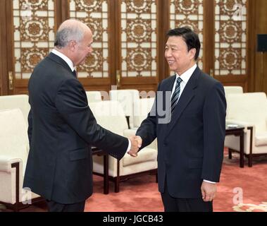 Peking, China. 5. Juli 2017. Chinese Vice President Li Yuanchao (R) trifft sich mit Leiter der konstitutionelle Rat von Frankreich Laurent Fabius in Peking, Hauptstadt von China, 5. Juli 2017. Bildnachweis: Li Tao/Xinhua/Alamy Live-Nachrichten Stockfoto