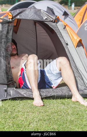 London UK. 5. Juli 2017. Begeisterte Tennis-Fans Schlange in der Sonne an einem warmen sengende Morgen für Wimbledon Karten Kredit: Amer Ghazzal/Alamy Live-Nachrichten Stockfoto