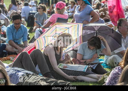 London UK. 5. Juli 2017. Begeisterte Tennis-Fans Schlange in der Sonne an einem warmen sengende Morgen für Wimbledon Karten Kredit: Amer Ghazzal/Alamy Live-Nachrichten Stockfoto