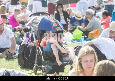 London UK. 5. Juli 2017. Begeisterte Tennis-Fans Schlange in der Sonne an einem warmen sengende Morgen für Wimbledon Karten Kredit: Amer Ghazzal/Alamy Live-Nachrichten Stockfoto