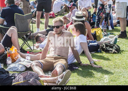 London UK. 5. Juli 2017. Begeisterte Tennis-Fans Schlange in der Sonne an einem warmen sengende Morgen für Wimbledon Karten Kredit: Amer Ghazzal/Alamy Live-Nachrichten Stockfoto