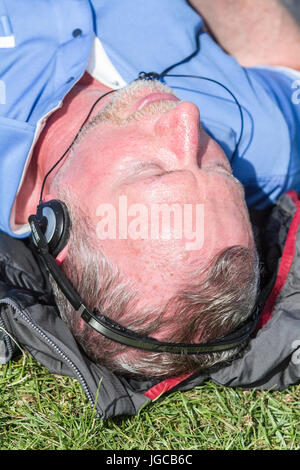 London UK. 5. Juli 2017. Begeisterte Tennis-Fans Schlange in der Sonne an einem warmen sengende Morgen für Wimbledon Karten Kredit: Amer Ghazzal/Alamy Live-Nachrichten Stockfoto