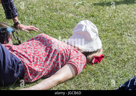 London UK. 5. Juli 2017. Begeisterte Tennis-Fans Schlange in der Sonne an einem warmen sengende Morgen für Wimbledon Karten Kredit: Amer Ghazzal/Alamy Live-Nachrichten Stockfoto