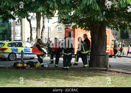 London, England, Vereinigtes Königreich. 5. Juli 2017. Die Nachwirkungen der Stamford Hill riesige Feuer in den jüdischen Glaubens Schule Feuer begann in den frühen Morgenstunden um 01:00 glauben durch einen Boiler verursacht. Und einige schöne Kinder gekommen, um mich zu Fragen, nimmt einige Bilder für sie. Bildnachweis: Siehe Li/Alamy Live News Stockfoto