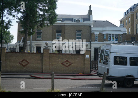 London, England, Vereinigtes Königreich. 5. Juli 2017. Die Nachwirkungen der Stamford Hill riesige Feuer in den jüdischen Glaubens Schule Feuer begann in den frühen Morgenstunden um 01:00 glauben durch einen Boiler verursacht. Und einige schöne Kinder gekommen, um mich zu Fragen, nimmt einige Bilder für sie. Bildnachweis: Siehe Li/Alamy Live News Stockfoto