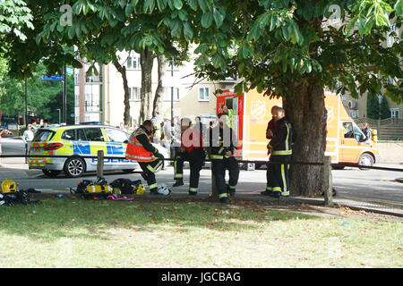 London, England, Vereinigtes Königreich. 5. Juli 2017. Die Nachwirkungen der Stamford Hill riesige Feuer in den jüdischen Glaubens Schule Feuer begann in den frühen Morgenstunden um 01:00 glauben durch einen Boiler verursacht. Und einige schöne Kinder gekommen, um mich zu Fragen, nimmt einige Bilder für sie. Bildnachweis: Siehe Li/Alamy Live News Stockfoto