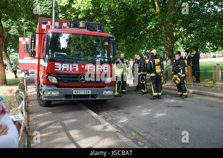 London, England, Vereinigtes Königreich. 5. Juli 2017. Die Nachwirkungen der Stamford Hill riesige Feuer in den jüdischen Glaubens Schule Feuer begann in den frühen Morgenstunden um 01:00 glauben durch einen Boiler verursacht. Und einige schöne Kinder gekommen, um mich zu Fragen, nimmt einige Bilder für sie. Bildnachweis: Siehe Li/Alamy Live News Stockfoto