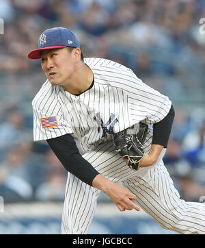 die Bronx, NY, USA. 3. Juli 2017. Masahiro Tanaka (Yankees), 3. Juli 2017 - MLB: Masahiro Tanaka von der New York Yankees gegen die Toronto Blue Jays Stellplätze während der Major League Baseball Spiel im Yankee Stadium in der Bronx, NY, USA. Bildnachweis: AFLO/Alamy Live-Nachrichten Stockfoto