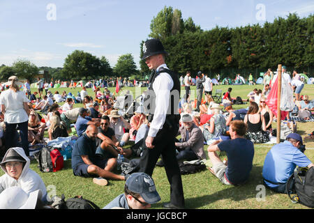 London UK. 5. Juli 2017. Begeisterte Tennis-Fans Schlange in der Sonne an einem warmen sengende Morgen für Wimbledon Karten Kredit: Amer Ghazzal/Alamy Live-Nachrichten Stockfoto