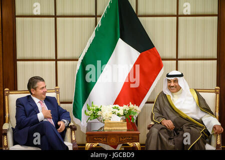 Kuwait-Stadt, Kuwait. 5. Juli 2017. Deutscher Außenminister Sigmar Gabriel (R) trifft seine kuwaitischen Gegenstück Scheich Sabah Al-Khaled Al-Hamad Al-Sabah im Außenministerium in Kuwait-Stadt, Kuwait, 5. Juli 2017. Gabriel führt derzeit eine drei-Tages-Tour der Golfregion. Foto: Gregor Fischer/Dpa/Alamy Live News Stockfoto