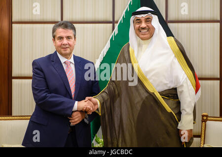 Kuwait-Stadt, Kuwait. 5. Juli 2017. Deutscher Außenminister Sigmar Gabriel (R) trifft seine kuwaitischen Gegenstück Scheich Sabah Al-Khaled Al-Hamad Al-Sabah im Außenministerium in Kuwait-Stadt, Kuwait, 5. Juli 2017. Gabriel führt derzeit eine drei-Tages-Tour der Golfregion. Foto: Gregor Fischer/Dpa/Alamy Live News Stockfoto