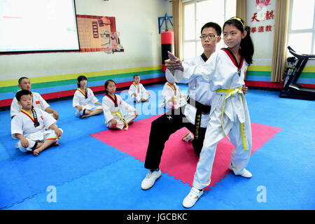 Xinle, Chinas Provinz Hebei. 5. Juli 2017. Kinder besuchen eine Taekwondo-Klasse in Xinle, Nord-China Provinz Hebei, 5. Juli 2017. Viele Kinder hier wählte, um verschiedene Klassen ihren Sommerurlaub zu verbringen. Bildnachweis: Jia Minjie/Xinhua/Alamy Live-Nachrichten Stockfoto