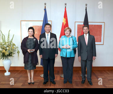 Berlin, Deutschland. 4. Juli 2017. Chinesischen Staatspräsidenten Xi Jinping (2 L) und seine Frau Peng Liyuan (1. L) begrüßt Bundeskanzlerin Angela Merkel (2. R) und ihr Ehemann Joachim Sauer (1. R) im Max Liebermann Haus (Max Liebermann House) in der Nähe Brandenburger Tor in Berlin, Deutschland, 4. Juli 2017. Bildnachweis: Ma Zhancheng/Xinhua/Alamy Live-Nachrichten Stockfoto