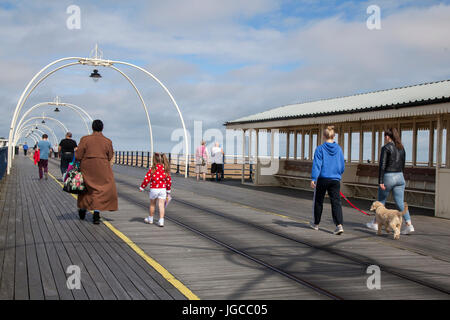 Southport, Merseyside.  Großbritannien Wetter. 5. Mai 2017.  Hellen sonnigen Start in den Tag. Sonnenschein in das Resort bei Ebbe als Jogger und Spaziergänger Übung auf der Southport Pier nehmen.  Das Wahrzeichen ist ein großer öffentlicher Raum für Besucher, Touristen und Einwohner der Stadt am Meer, genießen die Aussicht über die irische See. Kredite; MediaWorldImages/AlamyLiveNews Stockfoto