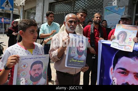 Gaza-Stadt, Gazastreifen, Palästinensische Gebiete. 5. Juli 2017. Palästinensische Anhänger der islamischen Dschihad-Bewegung, halten Plakate während einer Protestaktion Solidarität mit palästinensischen Gefangenen in israelischen Gefängnissen in Gaza-Stadt, am 5. Juli 2017 Credit: Ashraf Amra/APA Bilder/ZUMA Draht/Alamy Live News Stockfoto