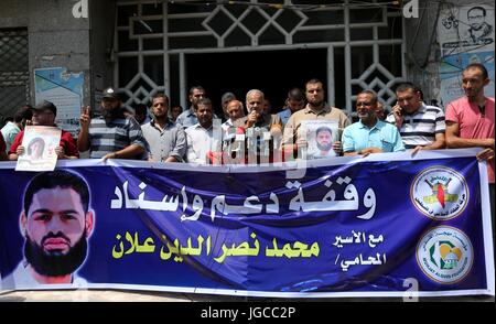 Gaza-Stadt, Gazastreifen, Palästinensische Gebiete. 5. Juli 2017. Palästinensische Anhänger der islamischen Dschihad-Bewegung, halten Plakate während einer Protestaktion Solidarität mit palästinensischen Gefangenen in israelischen Gefängnissen in Gaza-Stadt, am 5. Juli 2017 Credit: Ashraf Amra/APA Bilder/ZUMA Draht/Alamy Live News Stockfoto