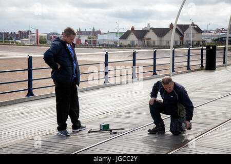 Southport, Merseyside, England. 5. Juli 2017.  Pier-Inspektion vor Sanierung. Southport Pier soll durch einen staatlichen Zuschuss von £ 2 Millionen umgewandelt werden. Das Geld soll auf die Verbesserung der Pier-Pavillon, schaffen neue Einzelhandel Kioske und bauen einen neuen Zugang vom Strand zum Pier ausgegeben werden. He ehrgeiziges Projekt zielt darauf ab, die Wahrzeichen Struktur, der ältesten Gusseisen Pier des Landes zu seinem früheren Glanz wieder herzustellen. Bildnachweis: MediaWorldImages/Alamy Live-Nachrichten Stockfoto