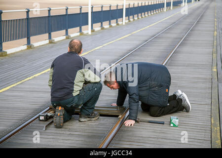 Southport, Merseyside, England. 5. Juli 2017.  Pier-Inspektion vor Sanierung. Southport Pier soll durch einen staatlichen Zuschuss von £ 2 Millionen umgewandelt werden. Das Geld soll auf die Verbesserung der Pier-Pavillon, schaffen neue Einzelhandel Kioske und bauen einen neuen Zugang vom Strand zum Pier ausgegeben werden. He ehrgeiziges Projekt zielt darauf ab, die Wahrzeichen Struktur, der ältesten Gusseisen Pier des Landes zu seinem früheren Glanz wieder herzustellen. Bildnachweis: MediaWorldImages/Alamy Live-Nachrichten Stockfoto