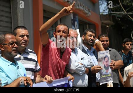 Gaza-Stadt, Gazastreifen, Palästinensische Gebiete. 5. Juli 2017. Palästinensische Anhänger der islamischen Dschihad-Bewegung, halten Plakate während einer Protestaktion Solidarität mit palästinensischen Gefangenen in israelischen Gefängnissen in Gaza-Stadt, am 5. Juli 2017 Credit: Ashraf Amra/APA Bilder/ZUMA Draht/Alamy Live News Stockfoto