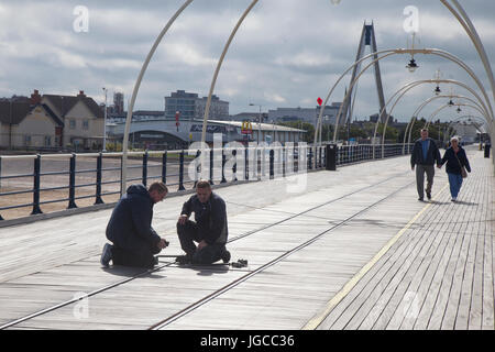 Southport, Merseyside, England. 5. Juli 2017.  Pier-Inspektion vor Sanierung. Southport Pier soll durch einen staatlichen Zuschuss von £ 2 Millionen umgewandelt werden. Das Geld soll auf die Verbesserung der Pier-Pavillon, schaffen neue Einzelhandel Kioske und bauen einen neuen Zugang vom Strand zum Pier ausgegeben werden. He ehrgeiziges Projekt zielt darauf ab, die Wahrzeichen Struktur, der ältesten Gusseisen Pier des Landes zu seinem früheren Glanz wieder herzustellen. Bildnachweis: MediaWorldImages/Alamy Live-Nachrichten Stockfoto