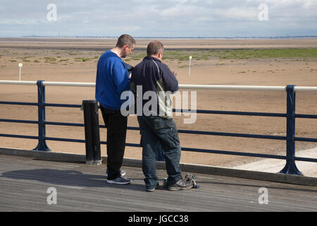 Southport, Merseyside, England. 5. Juli 2017.  Pier-Inspektion vor Sanierung. Southport Pier soll durch einen staatlichen Zuschuss von £ 2 Millionen umgewandelt werden. Das Geld soll auf die Verbesserung der Pier-Pavillon, schaffen neue Einzelhandel Kioske und bauen einen neuen Zugang vom Strand zum Pier ausgegeben werden. He ehrgeiziges Projekt zielt darauf ab, die Wahrzeichen Struktur, der ältesten Gusseisen Pier des Landes zu seinem früheren Glanz wieder herzustellen. Bildnachweis: MediaWorldImages/Alamy Live-Nachrichten Stockfoto