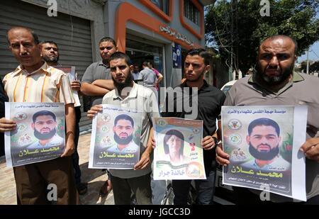 Gaza-Stadt, Gazastreifen, Palästinensische Gebiete. 5. Juli 2017. Palästinensische Anhänger der islamischen Dschihad-Bewegung, halten Plakate während einer Protestaktion Solidarität mit palästinensischen Gefangenen in israelischen Gefängnissen in Gaza-Stadt, am 5. Juli 2017 Credit: Ashraf Amra/APA Bilder/ZUMA Draht/Alamy Live News Stockfoto