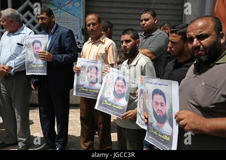 Gaza-Stadt, Gazastreifen, Palästinensische Gebiete. 5. Juli 2017. Palästinensische Anhänger der islamischen Dschihad-Bewegung, halten Plakate während einer Protestaktion Solidarität mit palästinensischen Gefangenen in israelischen Gefängnissen in Gaza-Stadt, am 5. Juli 2017 Credit: Ashraf Amra/APA Bilder/ZUMA Draht/Alamy Live News Stockfoto