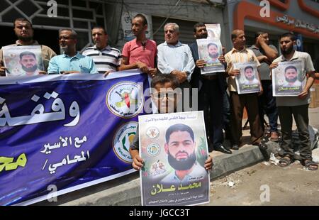 Gaza-Stadt, Gazastreifen, Palästinensische Gebiete. 5. Juli 2017. Palästinensische Anhänger der islamischen Dschihad-Bewegung, halten Plakate während einer Protestaktion Solidarität mit palästinensischen Gefangenen in israelischen Gefängnissen in Gaza-Stadt, am 5. Juli 2017 Credit: Ashraf Amra/APA Bilder/ZUMA Draht/Alamy Live News Stockfoto