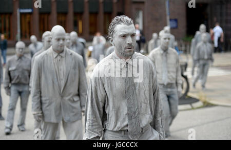 Hamburg, Deutschland. 5. Juli 2017. Akteure in Kalk beschmiert Spaziergang durch die Stadt als Teil der "1000 Figuren (Deutsch:"1000 Gestalten") Kunstaktion in Hamburg, Deutschland, 5. Juli 2017. Die Kunstaktion ist Teil einer Reihe von Veranstaltungen im Zusammenhang mit dem bevorstehenden G20-Gipfel. Foto: Daniel Reinhardt/Dpa/Alamy Live News Stockfoto