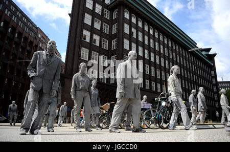 Hamburg, Deutschland. 5. Juli 2017. Akteure in Kalk beschmiert Spaziergang durch die Stadt als Teil der "1000 Figuren (Deutsch:"1000 Gestalten") Kunstaktion in Hamburg, Deutschland, 5. Juli 2017. Die Kunstaktion ist Teil einer Reihe von Veranstaltungen im Zusammenhang mit dem bevorstehenden G20-Gipfel. Foto: Daniel Reinhardt/Dpa/Alamy Live News Stockfoto