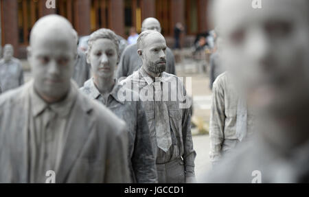 Hamburg, Deutschland. 5. Juli 2017. Akteure in Kalk beschmiert Spaziergang durch die Stadt als Teil der "1000 Figuren (Deutsch:"1000 Gestalten") Kunstaktion in Hamburg, Deutschland, 5. Juli 2017. Die Kunstaktion ist Teil einer Reihe von Veranstaltungen im Zusammenhang mit dem bevorstehenden G20-Gipfel. Foto: Daniel Reinhardt/Dpa/Alamy Live News Stockfoto