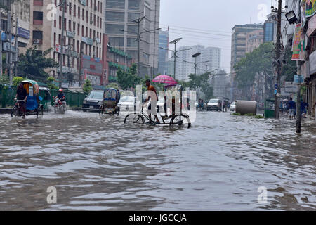 Dhaka, Bangladesch. 5. Juli 2017. Fahrzeuge durchsetzen einer überfluteten Straße in Dhaka, Bangladesch. Vordringen der Kanäle trägt zur kontinuierlichen Wasser Protokollierung in der Hauptstadt Dhaka. Bildnachweis: SK Hasan Ali/Alamy Live-Nachrichten Stockfoto