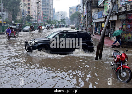 Dhaka, Bangladesch. 5. Juli 2017. Fahrzeuge durchsetzen einer überfluteten Straße in Dhaka, Bangladesch. Vordringen der Kanäle trägt zur kontinuierlichen Wasser Protokollierung in der Hauptstadt Dhaka. Bildnachweis: SK Hasan Ali/Alamy Live-Nachrichten Stockfoto