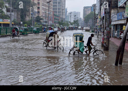 Dhaka, Bangladesch. 5. Juli 2017. Fahrzeuge durchsetzen einer überfluteten Straße in Dhaka, Bangladesch. Vordringen der Kanäle trägt zur kontinuierlichen Wasser Protokollierung in der Hauptstadt Dhaka. Bildnachweis: SK Hasan Ali/Alamy Live-Nachrichten Stockfoto