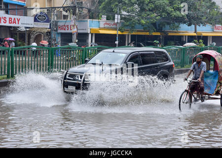 Dhaka, Bangladesch. 5. Juli 2017. Fahrzeuge durchsetzen einer überfluteten Straße in Dhaka, Bangladesch. Vordringen der Kanäle trägt zur kontinuierlichen Wasser Protokollierung in der Hauptstadt Dhaka. Bildnachweis: SK Hasan Ali/Alamy Live-Nachrichten Stockfoto