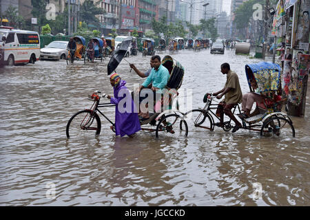 Dhaka, Bangladesch. 5. Juli 2017. Fahrzeuge durchsetzen einer überfluteten Straße in Dhaka, Bangladesch. Vordringen der Kanäle trägt zur kontinuierlichen Wasser Protokollierung in der Hauptstadt Dhaka. Bildnachweis: SK Hasan Ali/Alamy Live-Nachrichten Stockfoto