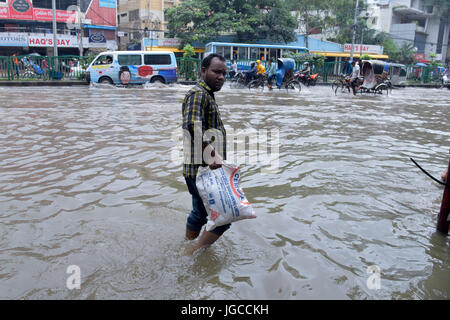 Dhaka, Bangladesch. 5. Juli 2017. Fahrzeuge durchsetzen einer überfluteten Straße in Dhaka, Bangladesch. Vordringen der Kanäle trägt zur kontinuierlichen Wasser Protokollierung in der Hauptstadt Dhaka. Bildnachweis: SK Hasan Ali/Alamy Live-Nachrichten Stockfoto