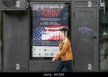 Warschau, Polen. 5. Juli 2017. Plakat informiert über US-Präsident Donald Trump wird in Warschau, Polen, am 5. Juli 2017 gesehen. Donald Trump kommt Polen am Juli 5. Abend und Treffen mit Präsident Andrzej Duda und liefern eine Rede auf der Konferenz von drei Meeren. Bildnachweis: Michal Fludra/Alamy Live-Nachrichten Stockfoto