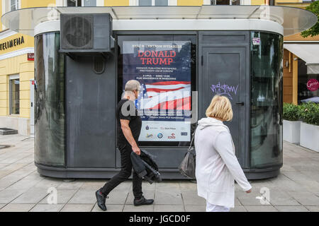 Warschau, Polen. 5. Juli 2017. Plakat informiert über US-Präsident Donald Trump wird in Warschau, Polen, am 5. Juli 2017 gesehen. Donald Trump kommt Polen am Juli 5. Abend und Treffen mit Präsident Andrzej Duda und liefern eine Rede auf der Konferenz von drei Meeren. Bildnachweis: Michal Fludra/Alamy Live-Nachrichten Stockfoto