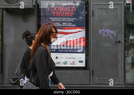 Warschau, Polen. 5. Juli 2017. Plakat informiert über US-Präsident Donald Trump wird in Warschau, Polen, am 5. Juli 2017 gesehen. Donald Trump kommt Polen am Juli 5. Abend und Treffen mit Präsident Andrzej Duda und liefern eine Rede auf der Konferenz von drei Meeren. Bildnachweis: Michal Fludra/Alamy Live-Nachrichten Stockfoto