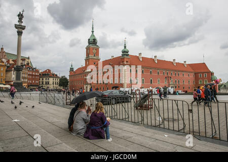 Warschau, Polen. 5. Juli 2017. Polizei-Geländer vor The Royal Castle (Zamek Krolewski) die Venoue der drei Meere Konferenz sind in Warschau, Polen, am 5. Juli 2017 gesehen. Donald Trump kommt Polen am Juli 5. Abend und Treffen mit Präsident Andrzej Duda und liefern eine Rede auf der Konferenz von drei Meeren. Bildnachweis: Michal Fludra/Alamy Live-Nachrichten Stockfoto