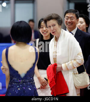 Peking, China. 5. Juli 2017. Britische Prinzessin Anne Gespräche mit chinesischen Eiskunstlauf-Weltmeister Sui Wenjing bei einem Training Eisbahn im Winter Sportzentrum der allgemeinen Verwaltung der Sport of China in Peking, Hauptstadt von China, am 5. Juli 2017. Bildnachweis: Wang Lili/Xinhua/Alamy Live-Nachrichten Stockfoto