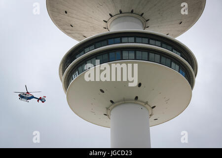 Hamburg, Deutschland. 5. Juli 2017. Ein Polizei-Shelicopter Kreise den Fernsehturm in der Nähe der Ausstellungshallen in Hamburg, Deutschland, 5. Juli 2017. Foto: Christian Charisius/Dpa/Alamy Live News Stockfoto