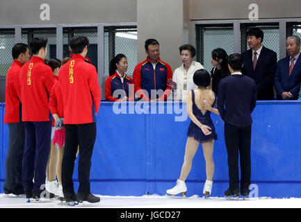 Peking, China. 5. Juli 2017. Britische Prinzessin Anne (hinten, 4. R) Gespräche mit chinesischen Eiskunstlauf Athleten und Trainer bei einem Training Eisbahn im Winter Sportzentrum der allgemeinen Verwaltung der Sport of China in Peking, Hauptstadt von China, am 5. Juli 2017. Bildnachweis: Wang Lili/Xinhua/Alamy Live-Nachrichten Stockfoto